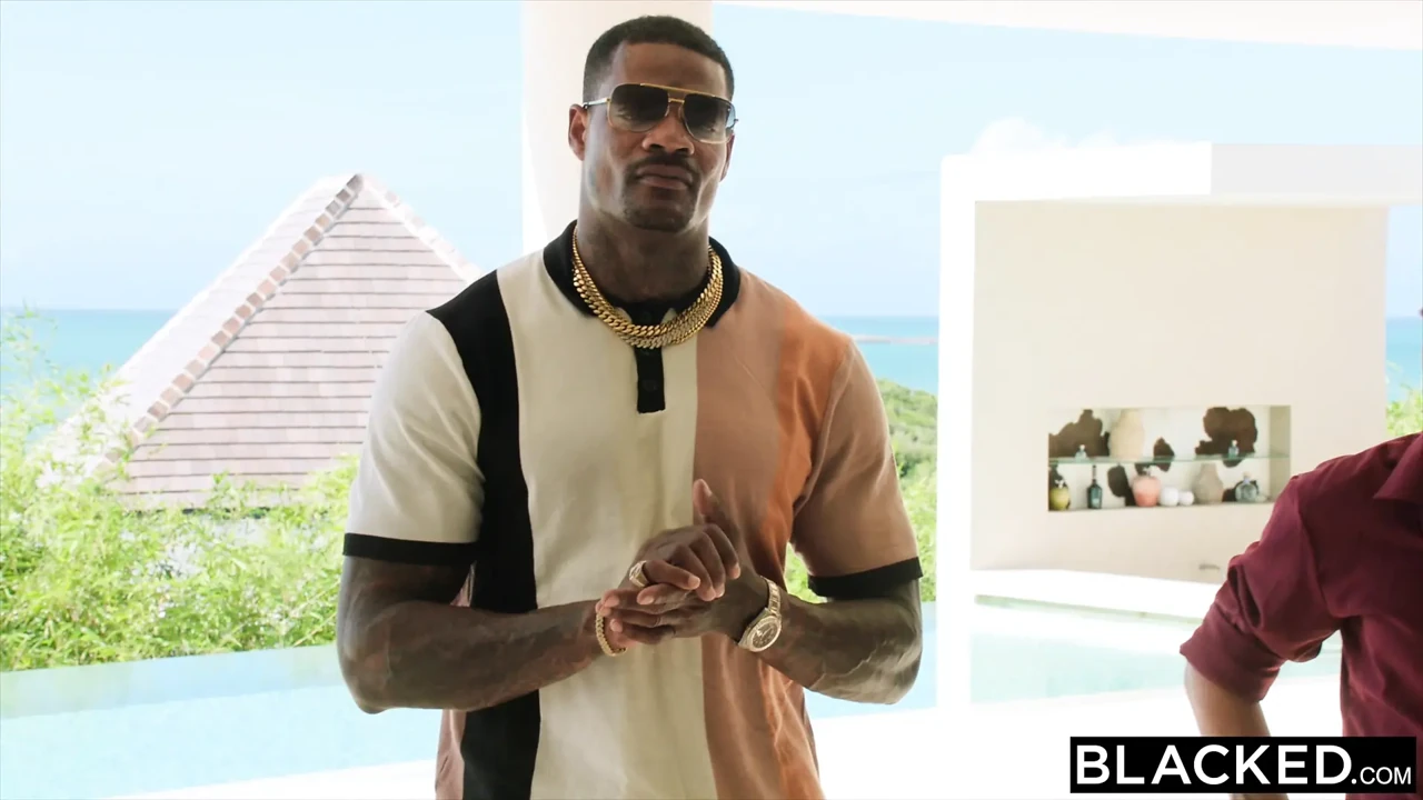 Blacked 小黑屌渴望大黑屌的Kelly Collins为绿帽男老公操杰森的大鸡巴