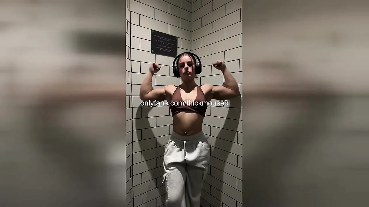 Buff 18Yo 屁股被摧残 IG 在健身房里直播