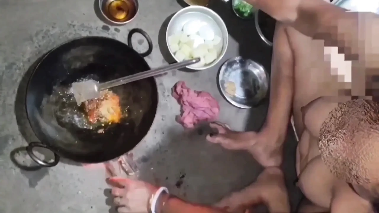 当我的丈夫过来并开始挤压我的乳房时，我正在赤身裸体做饭。
