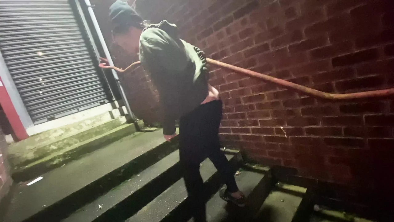Cracky非常兴奋，因为她把手指伸进了她的屁股，所以她已经成为病毒式传播