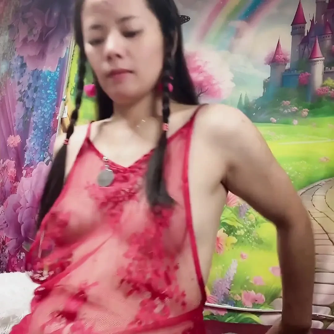 Hana为开始新的一天工作而梳理头发
