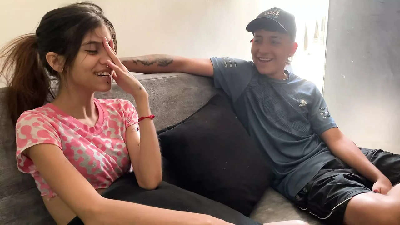当我的继妹在她一个人在家的时候让我去看她时，是多么美味