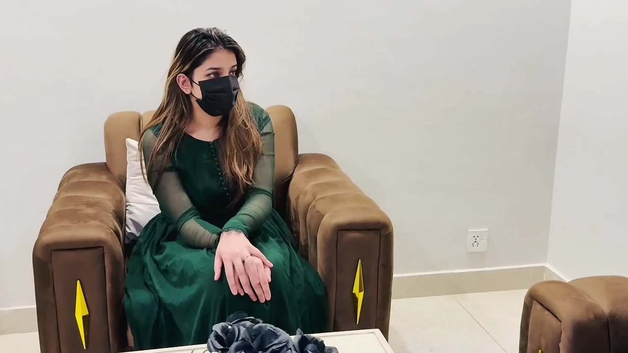 我丈夫的老板给了我一个机会，我无法拒绝，但他会像荡妇一样操我