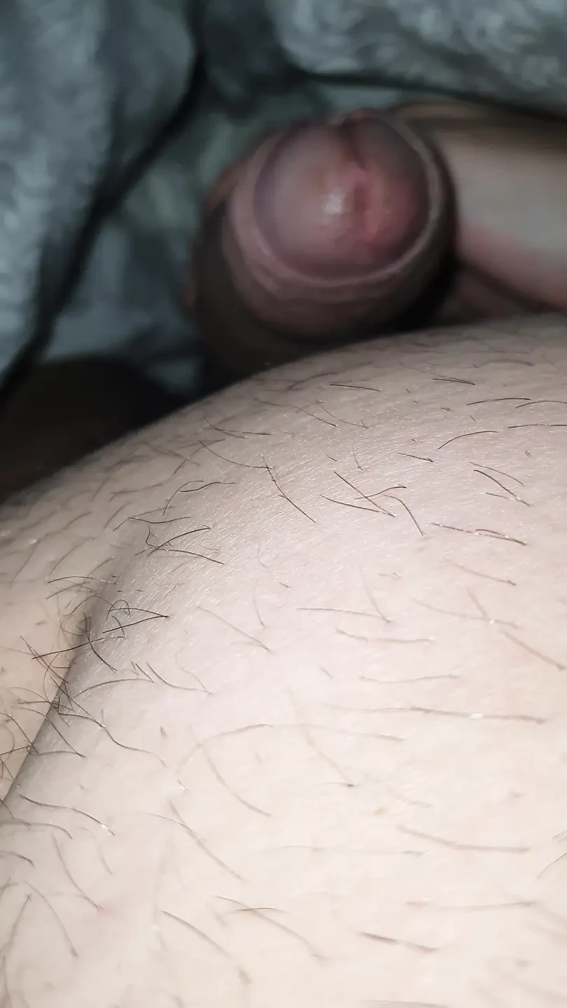 继母夜访并在床上给继子打手枪