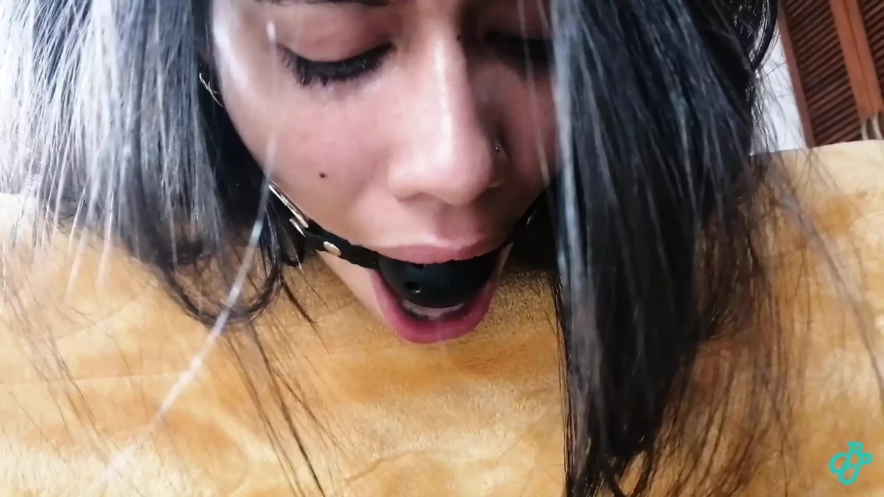 我的第一次用管道胶带和球堵嘴被绑住