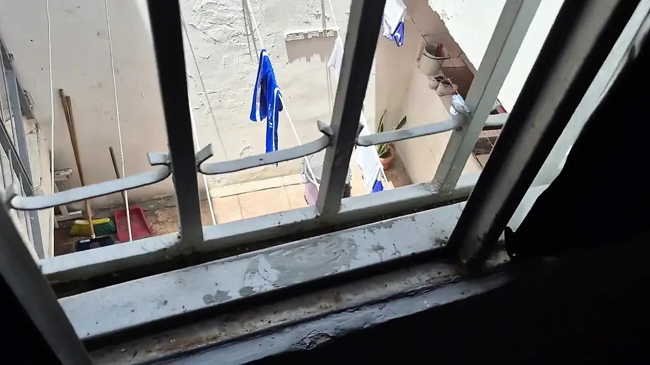 我的邻居差点发现我在拍摄她：我自慰直到我想她看到我