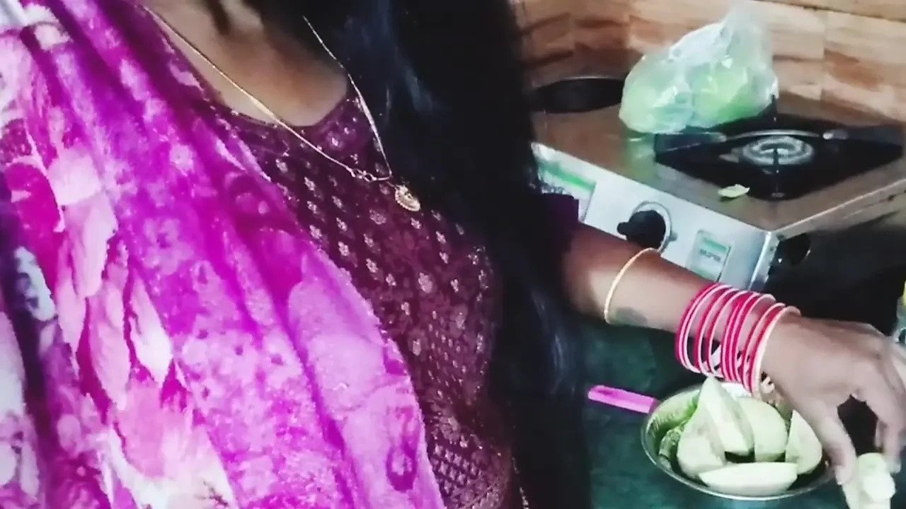 新的印度孟加拉超级美丽的女孩浪漫和几乎操逼视频。（完整的孟加拉语声音）