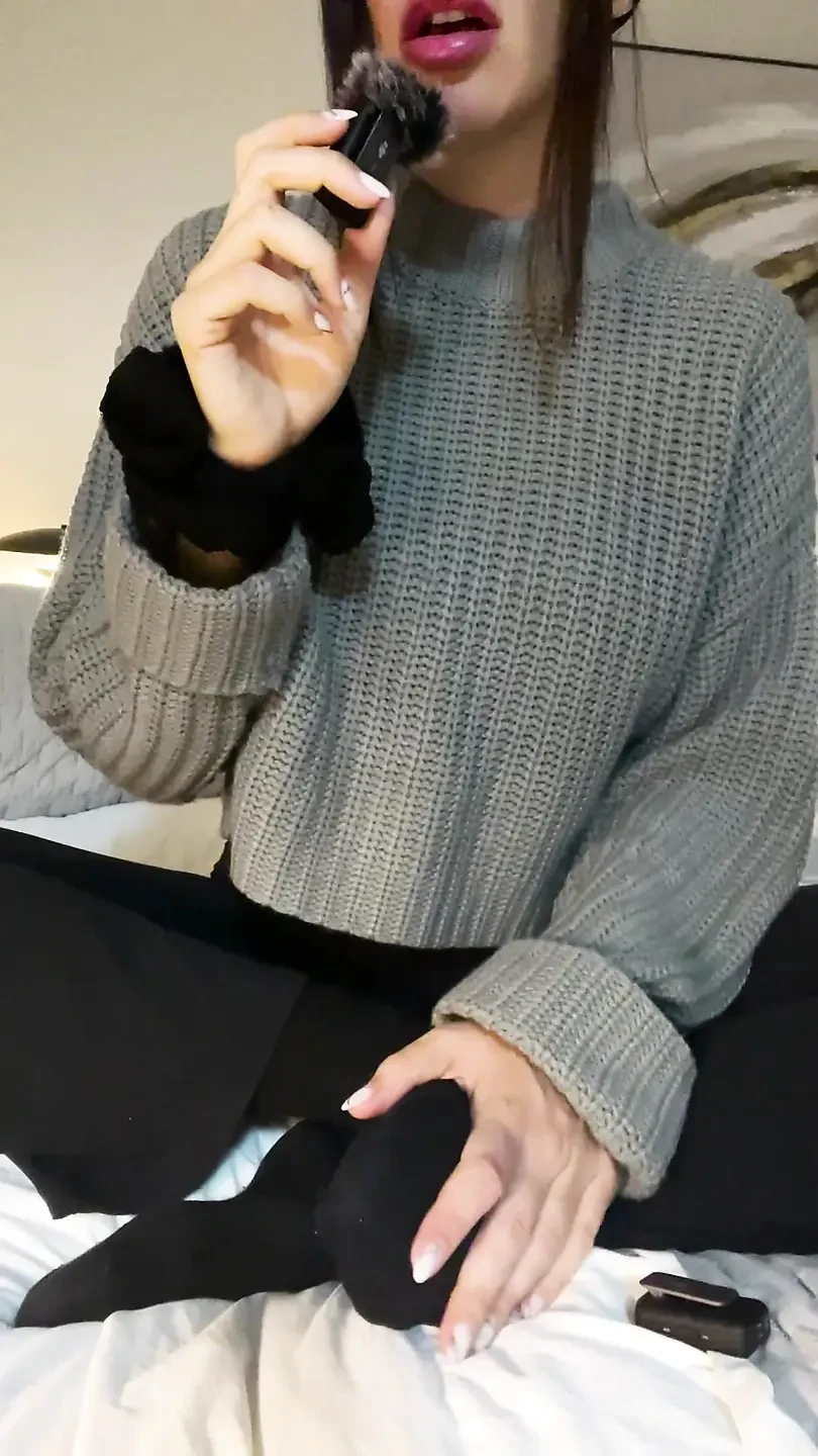 对着我柔软粉嫩的油亮脚底撸（足控JOI）