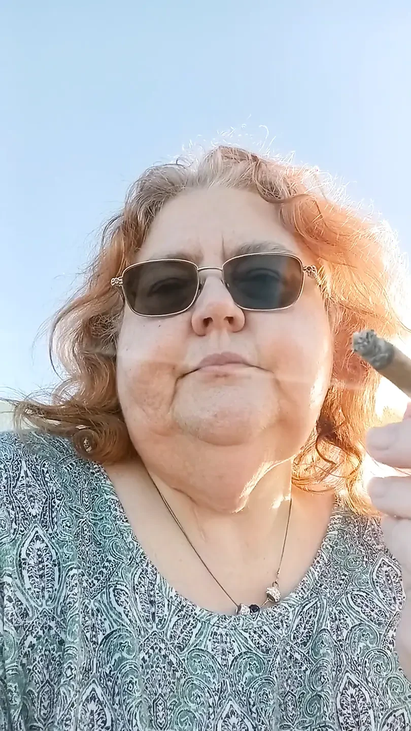 Beachy Smoke Break! 我在多风的海滩上散步了!