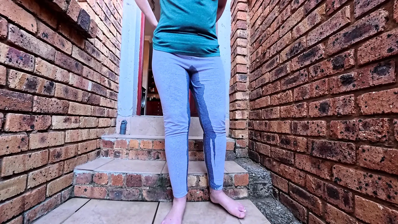 金发熟女在衣服绝望中撒尿汇编
