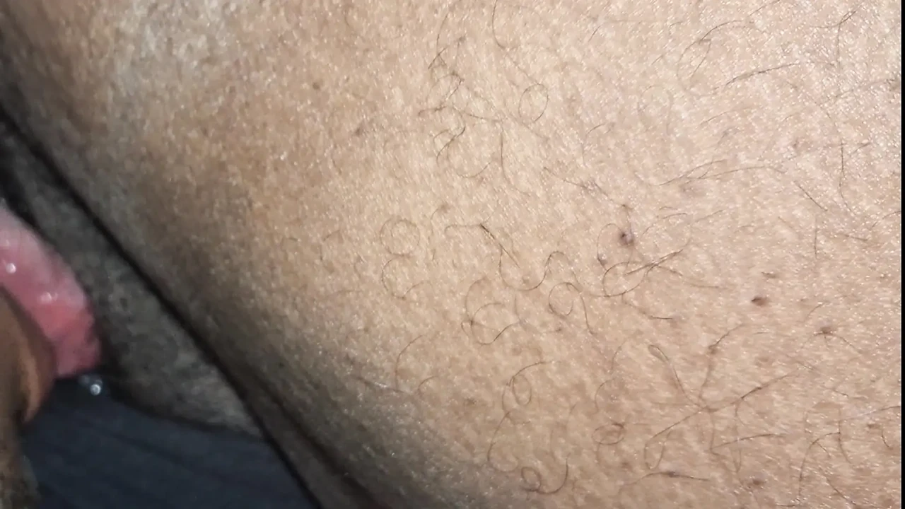 游戏。舌头插入我的朋友Crente淫荡的热辣妈妈的阴户和手指，直到他高潮
