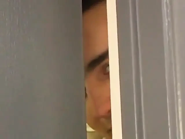 好奇的家伙观看他的邻居考特尼·辛普森与她的朋友发生性关系