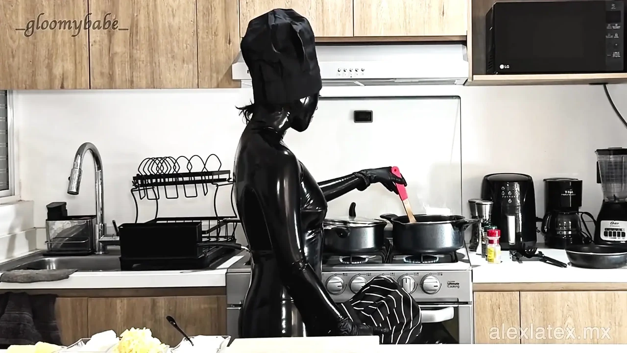 紧身衣厨师变得, 完整视频 - Alex Latex