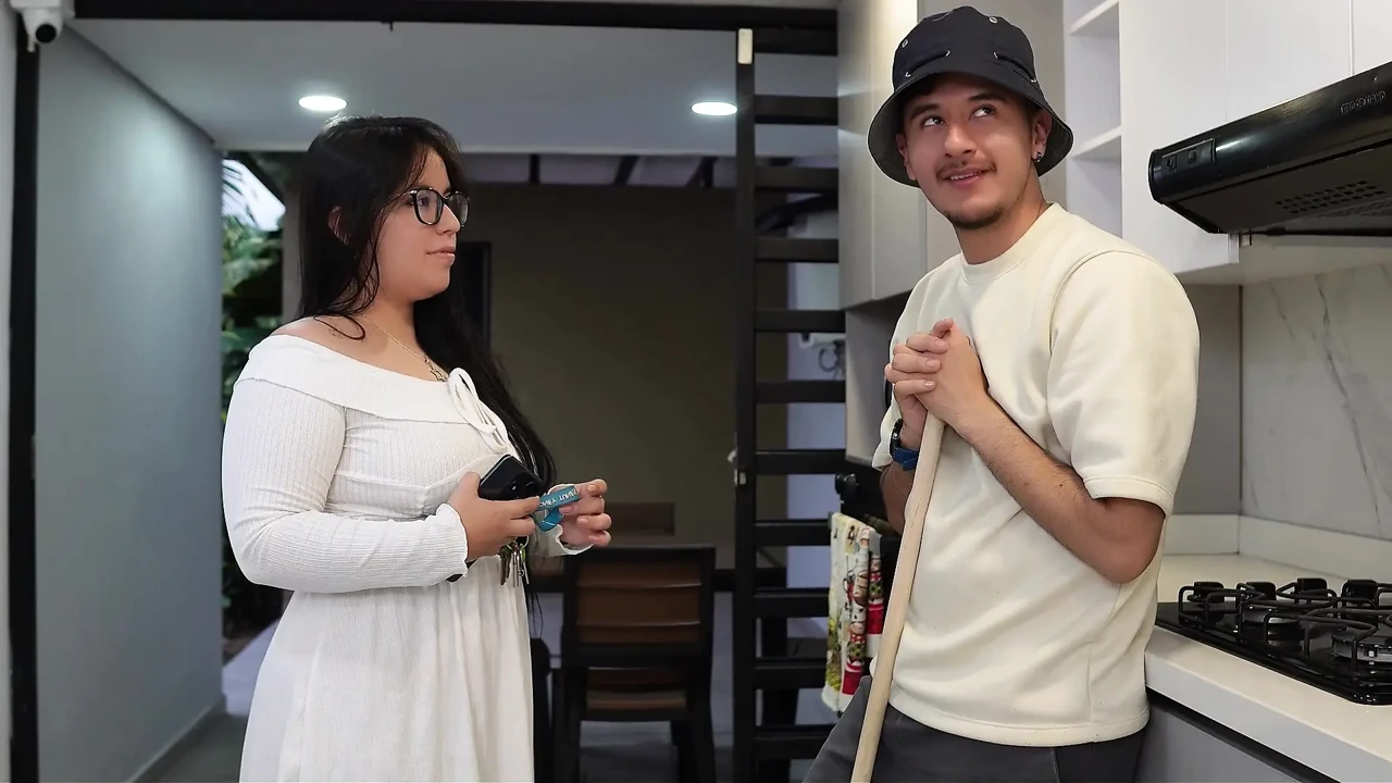 我操那个角质园丁，在我老公在办公室的时候，他把我的嘴里射得满满的