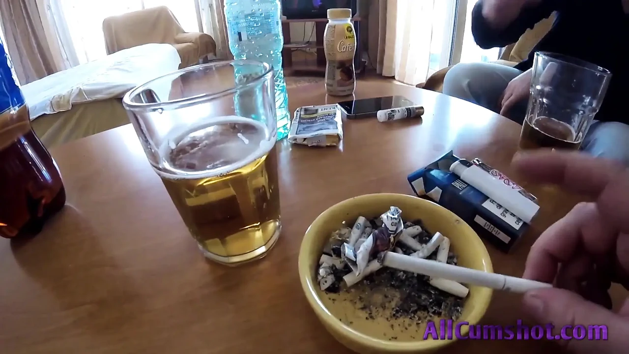 欲火中烧的妻子操两个饥渴的陌生人