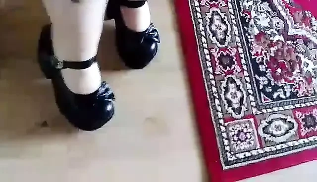 黑色哥特式高跟鞋在家里
