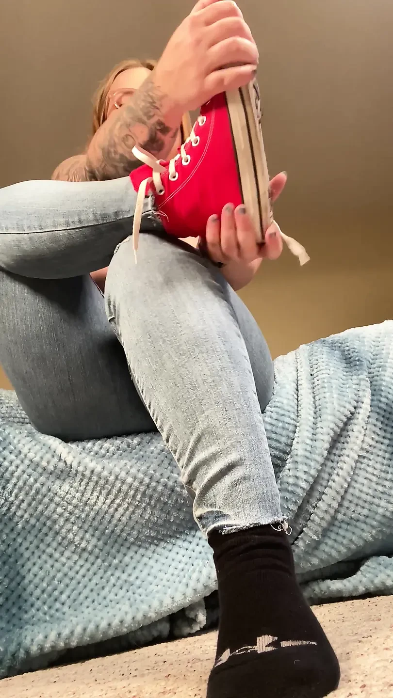 运动鞋脱光 +喷在脚上
