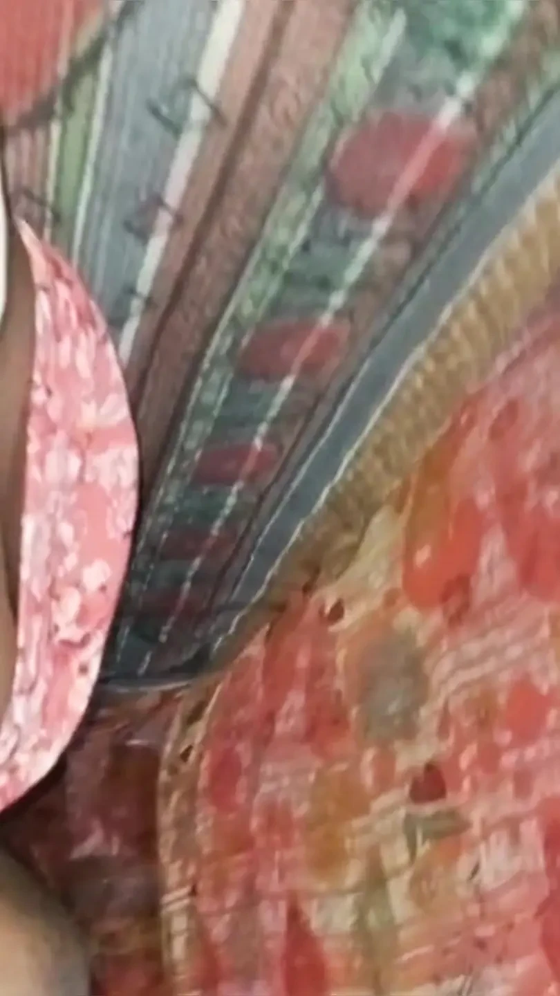 当继父操阿姨的屁股时, 阿姨尖叫.