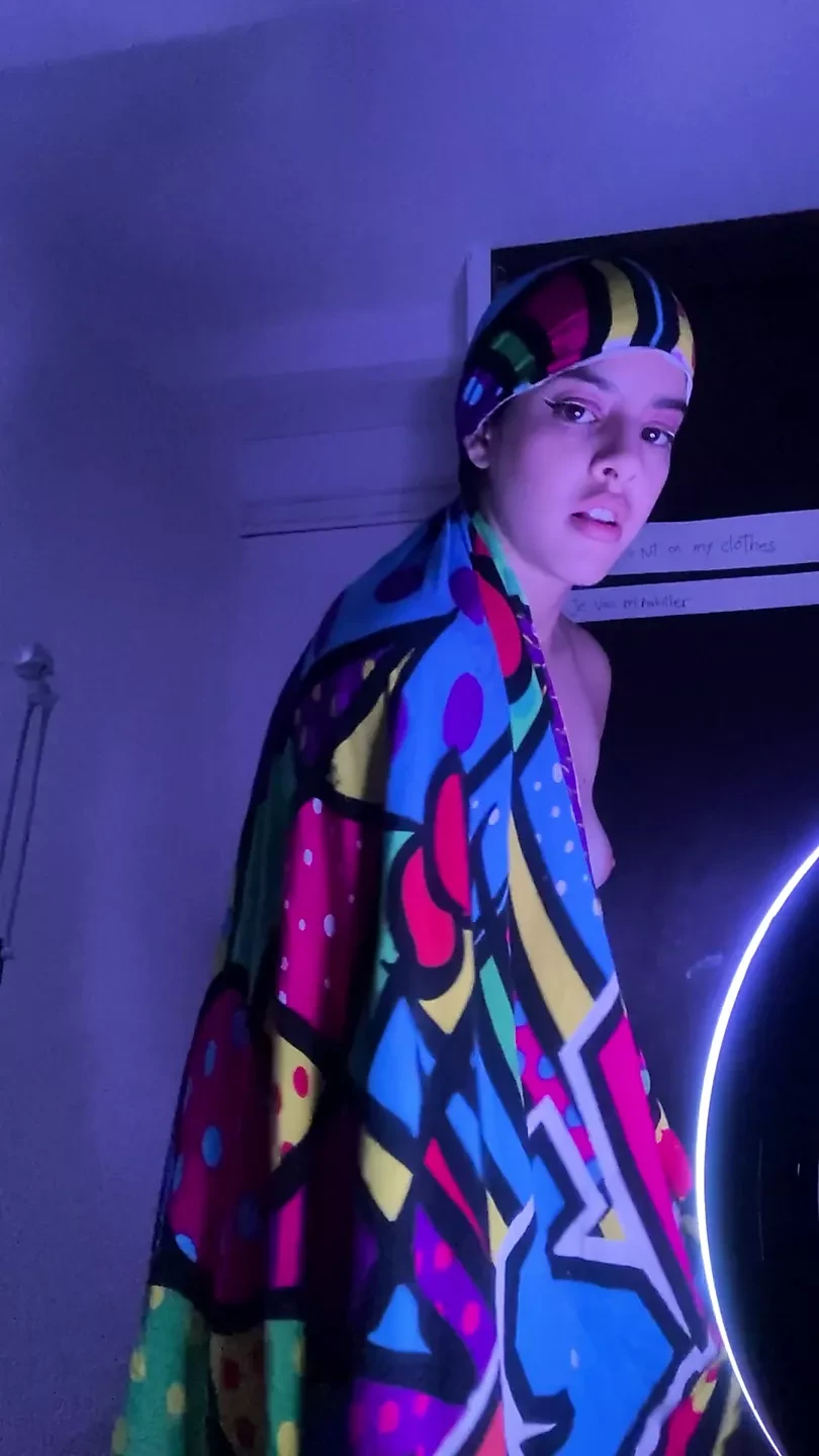 热辣的阿拉伯女郎玩弄她的阴户