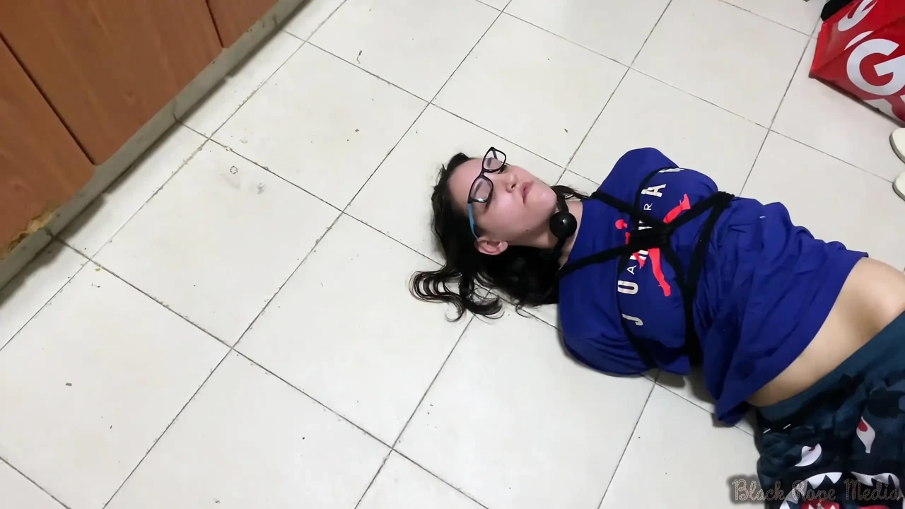 Miriam被绑住, 被挠痒痒并