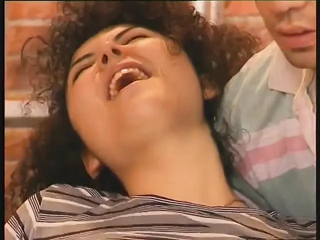 卷发女孩被她的男朋友性交
