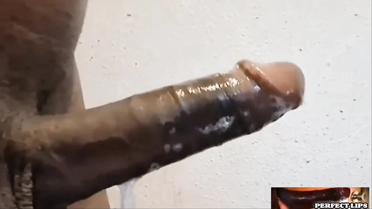 完美的嘴唇-邋遢的头深深渗透到他射在她嘴里