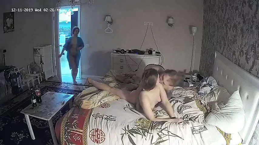 女友观看情侣以各种可能的姿势做爱