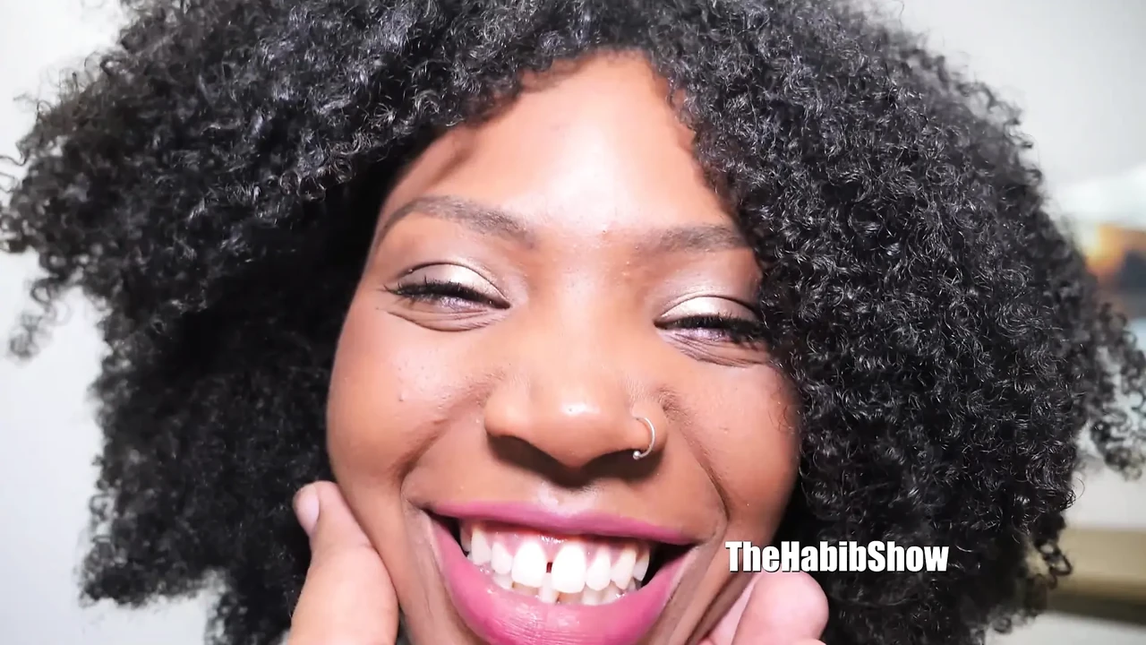 娇小的黑人美女KIARA HOT享受成熟的大黑屌插入她的嘴巴、菊花和阴户