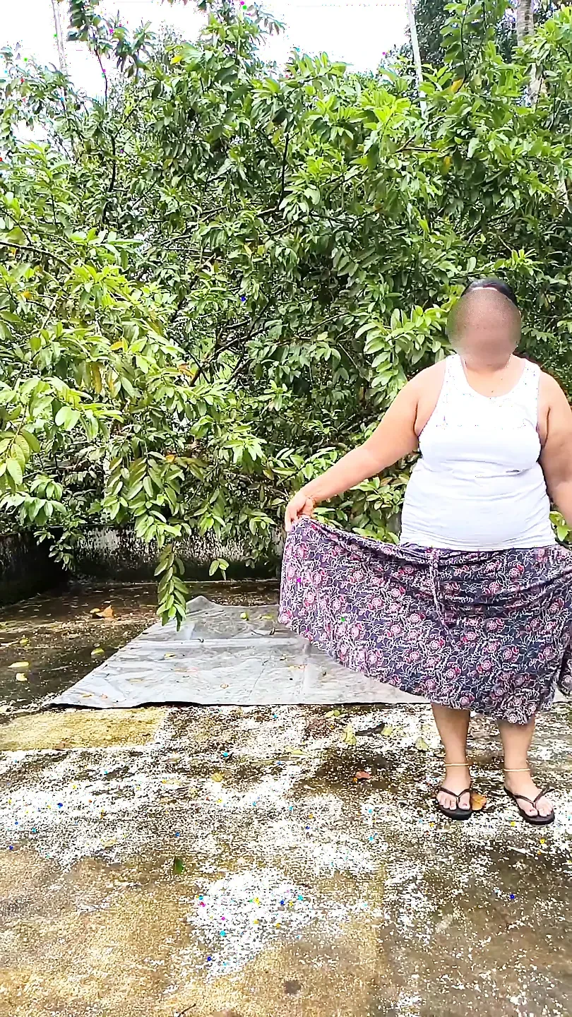 在雨天裸体, 德西女孩