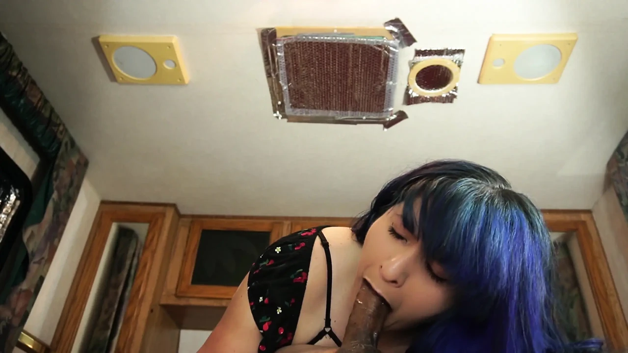 娇小哥特嘴大战多汁的鸡巴