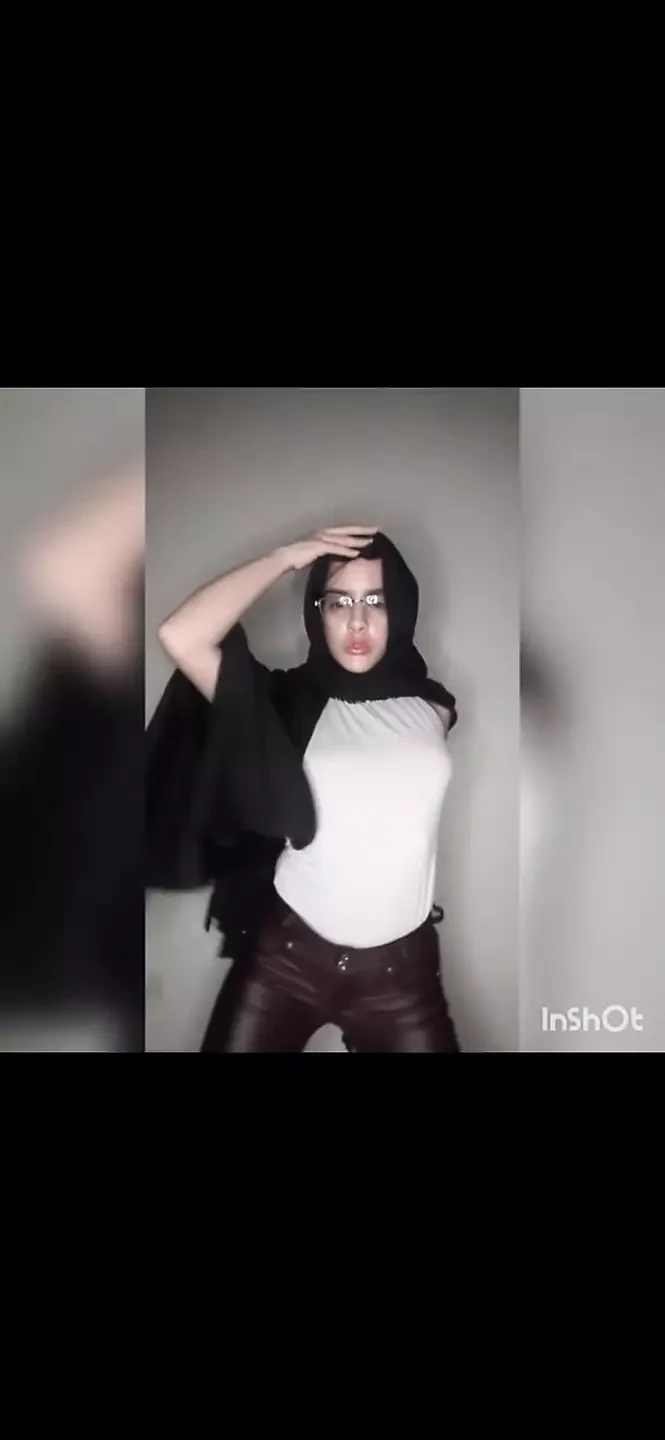穿着丁字裤的阿拉伯露出癖者通过在窗户上为她的邻居摆姿势来开始一年