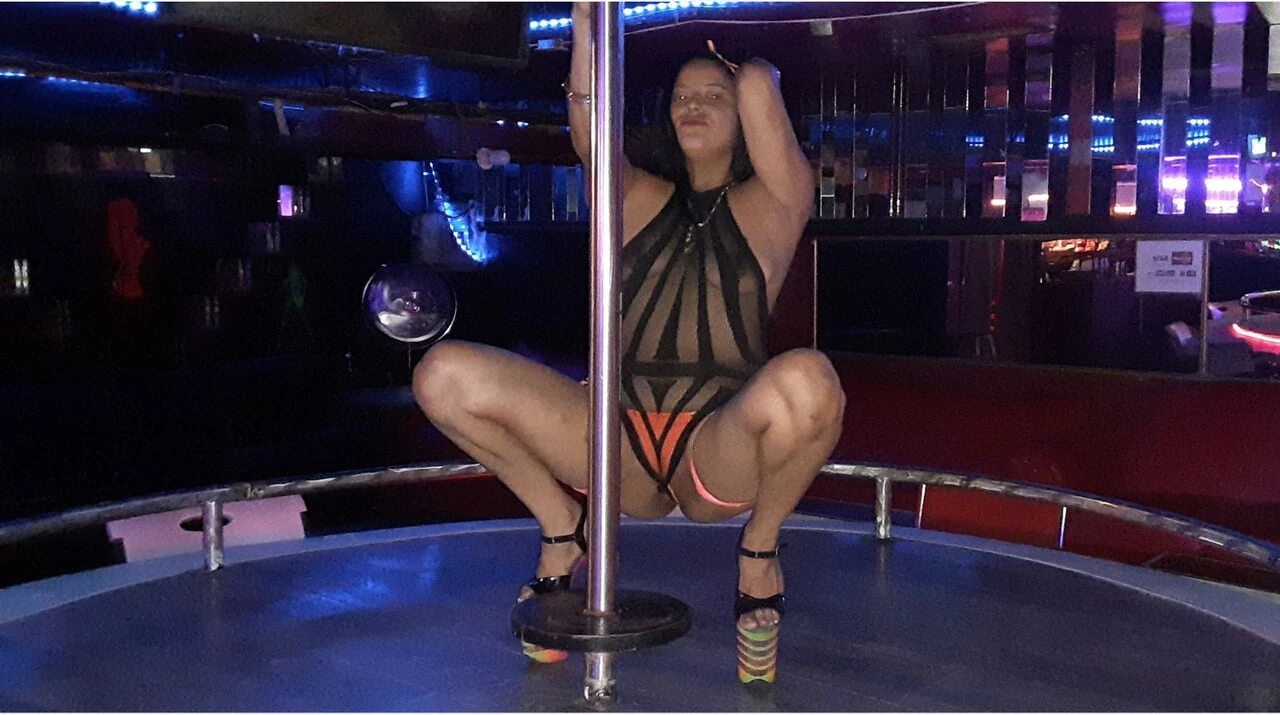 NU_MOON钢管舞 - 地板上的性感拉丁女郎