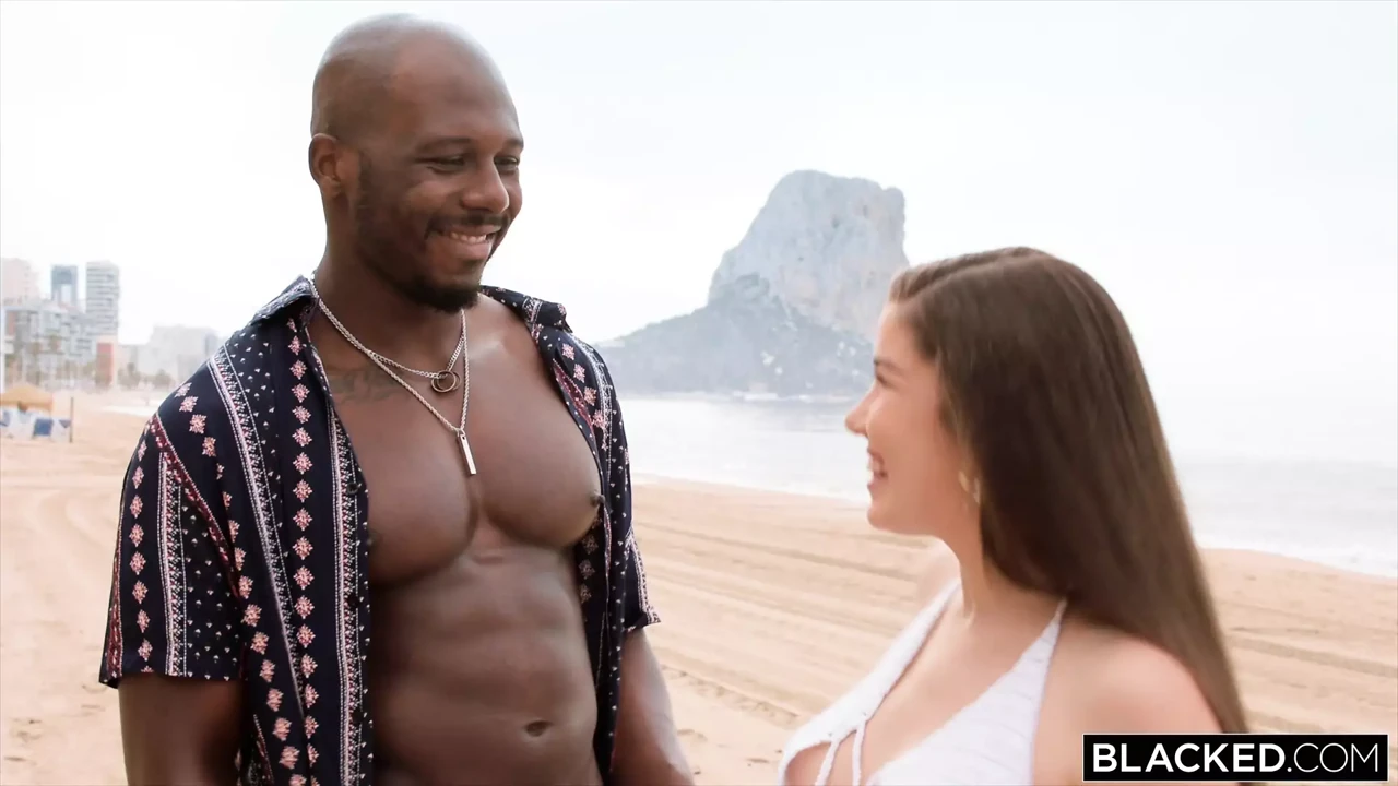 Blacked - 丰满的Badie Chloe Lapiedra为了一个真正的男人的大黑而抛弃男友
