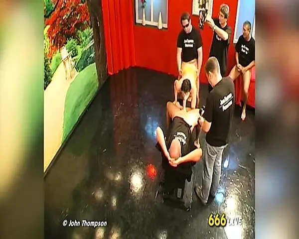 黑发荡妇被多个男人撒尿