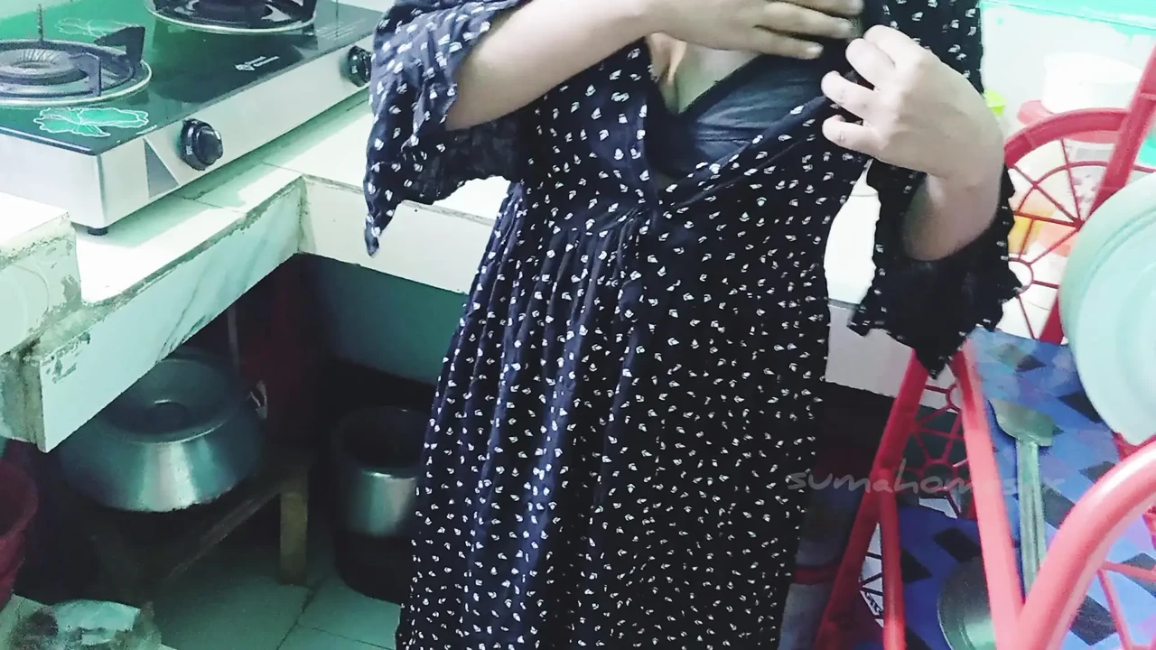 德西美丽的哥与她最好的朋友发生性关系。