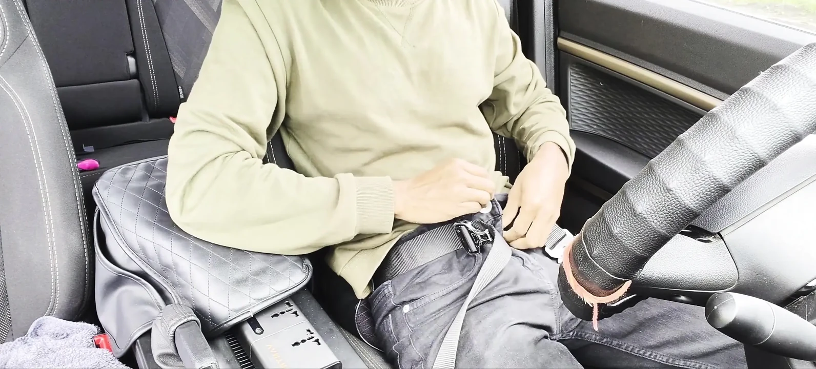 我发现我的司机在车里自慰变成了肛交