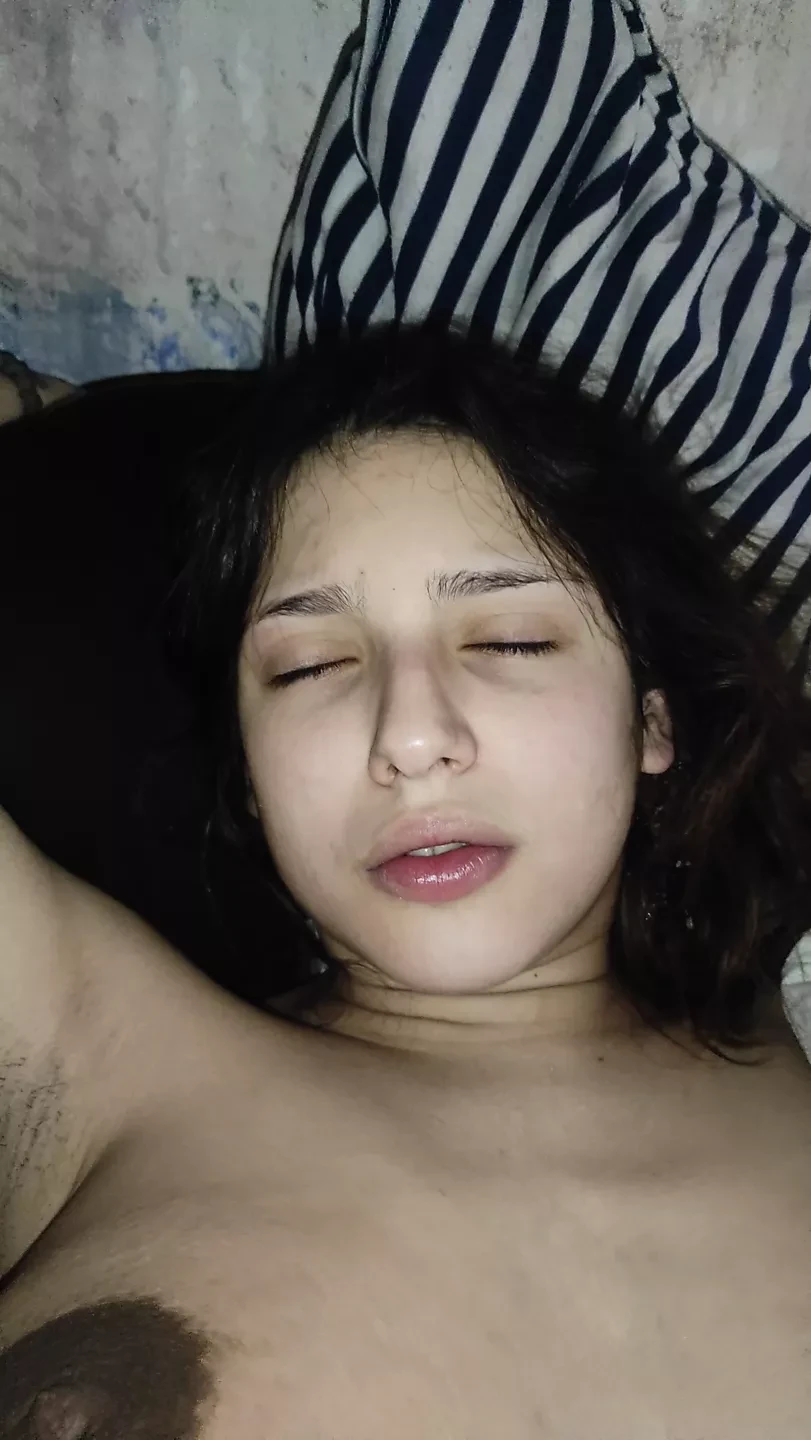 十几岁的女孩很冷，它伤害了她的屁股，我操她的阴户