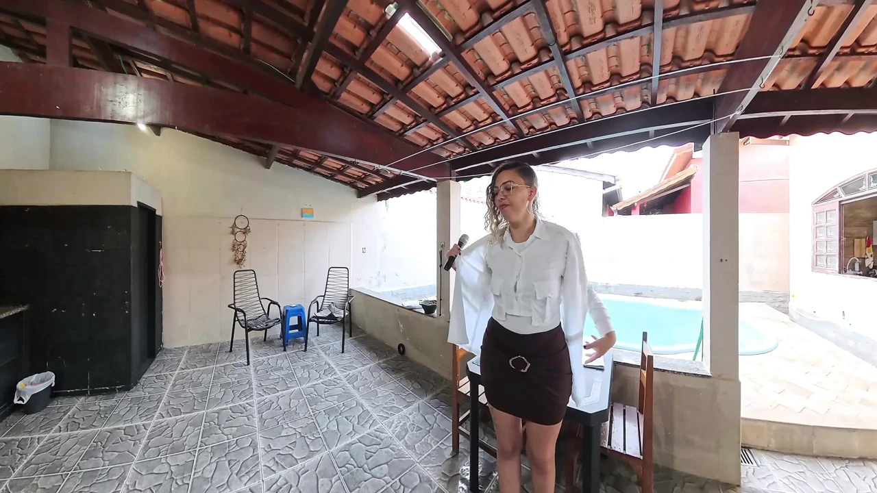 记者在被抓到闯入一所房子后脱光衣服。