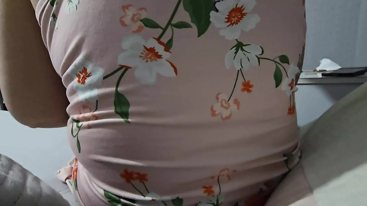 迷你连衣裙下不穿内裤的继母手淫继子鸡巴