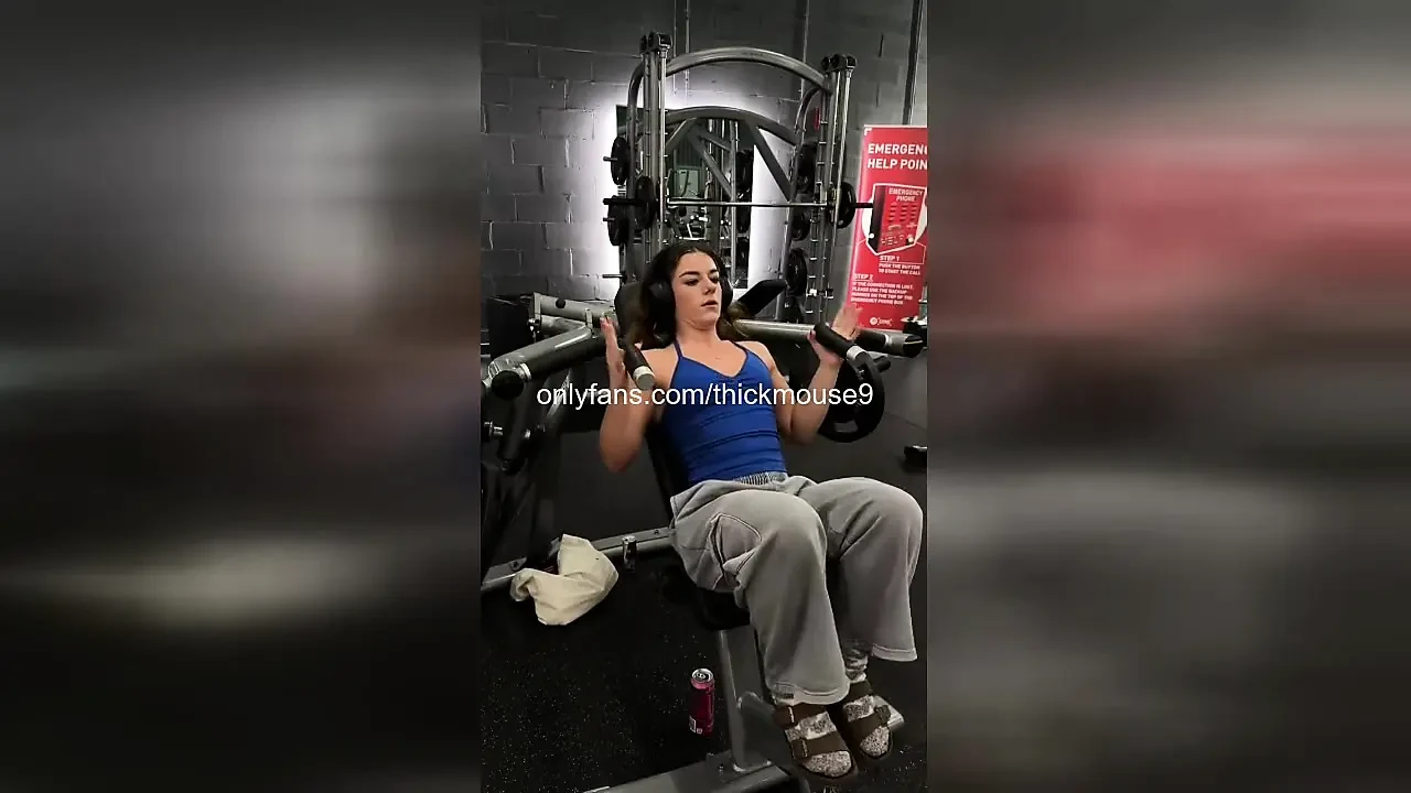 哎呀在健身房：在锻炼期间意外暴露女孩的阴户几乎不合法！
