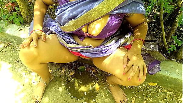 desi_huge_ass_stepmom_fingers_pussy_and_pee_in_backyard_outdoor_public_xxx_pee