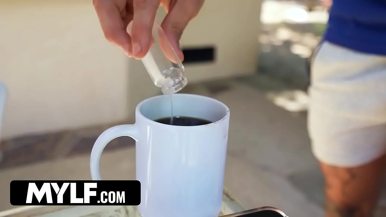 ophelia_drinks_cum_and_begs_for_anal