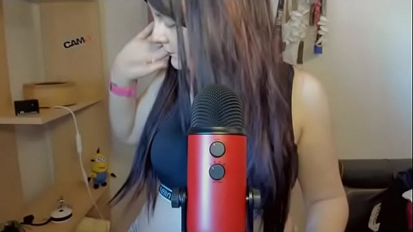suoni_della_bocca_piena_di_saliva_in_asmr_mentre_mi_gusto_il_tuo_cazzo_e_lo_riempio_di_rossetto