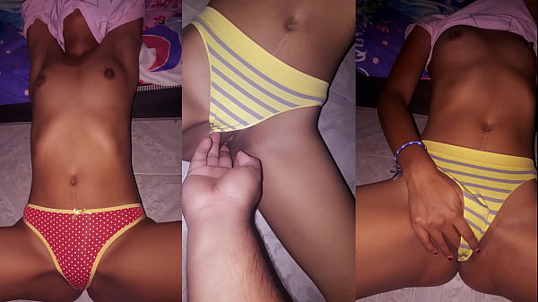 mi_hermanastra_susy_de_pone_unas_tanguitas_muy_sexys_y_apretadas_y_le_ayudo_a_masturbarse_4k