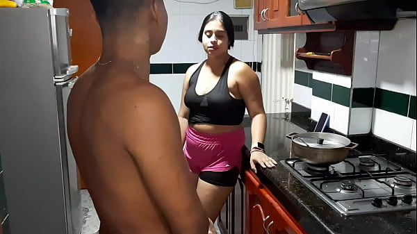 le_gusta_que_me_la_folle_duro_en_la_cocina