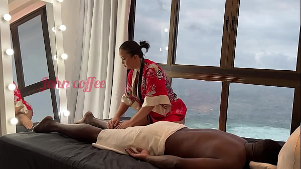 massagista_asiatica_deixa_cliente_gozar_dentro