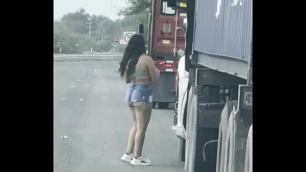 buscaba_hacer_travesuras_de_exhibicionismo_en_la_carretera_coqueteando_con_traileros_mientras_mi_novio_grababa_mi_shortcito