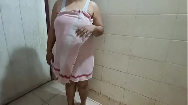 husband_record_her_hot_sexy_wife_bathing