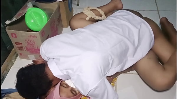 di_ajak_ngentot_ibu_tiri_ketika_mau_berangkat_ke_sekolah