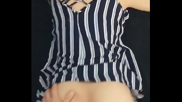 video_casero_de_mexicana_jovencita_la_grabo_por_atras_mientras_se_la_come_toda_acostada_